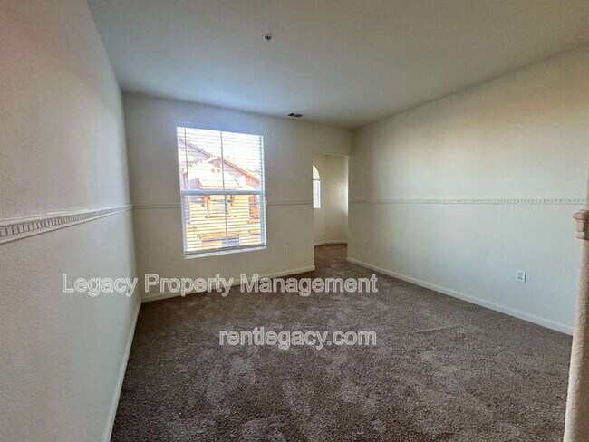 Building Photo - 5350 Dunlay Dr