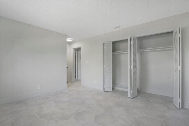 Building Photo - 315 Venetian Dr