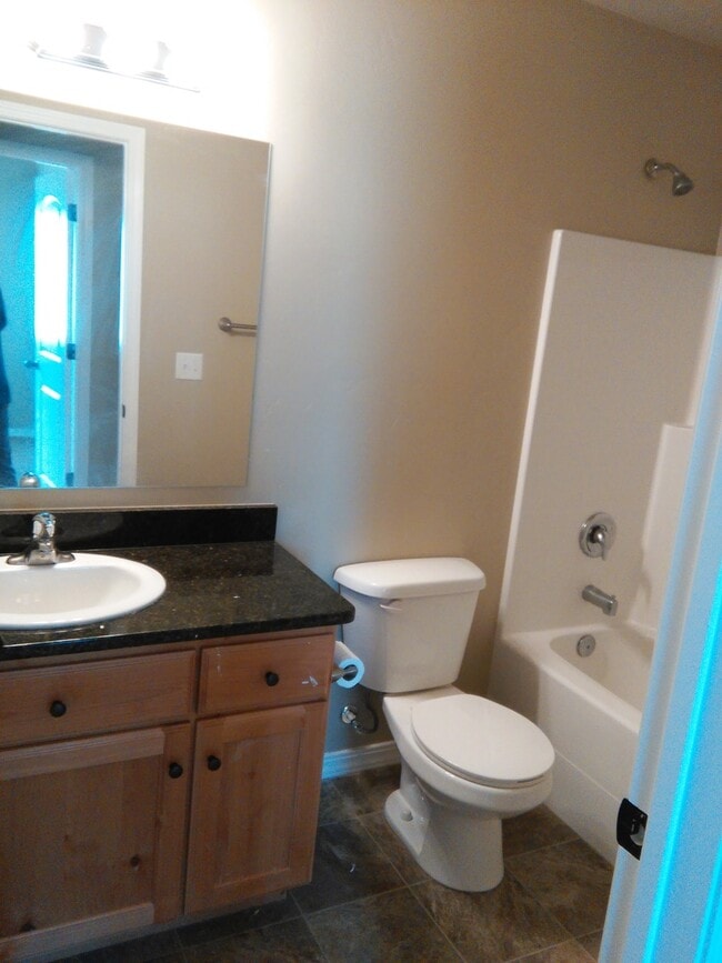 Building Photo - 3 Bedroom, 2.5 Bathroom Twin Home in Gemin...