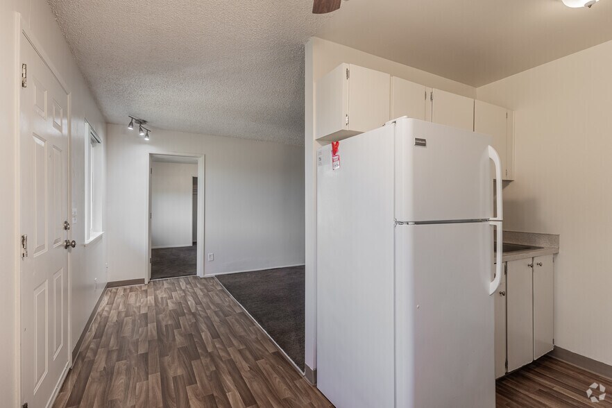 2BR, 1BA - 980SF - Kitchen - Garden Villa