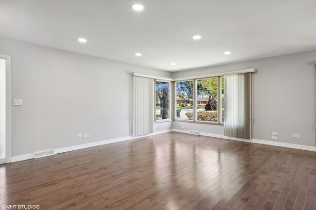 Building Photo - 8952 Oak Park Ave