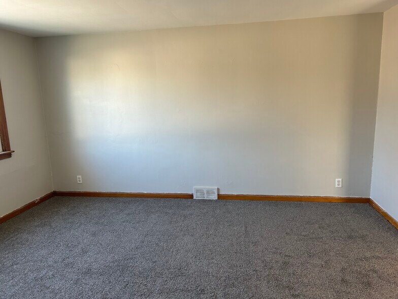 Bedroom - 35 Willow St