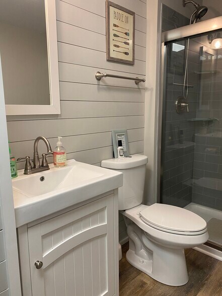 Main floor full bath - 710 Pine St