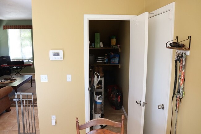 Building Photo - 3 Bedroom, 2.5 Bath