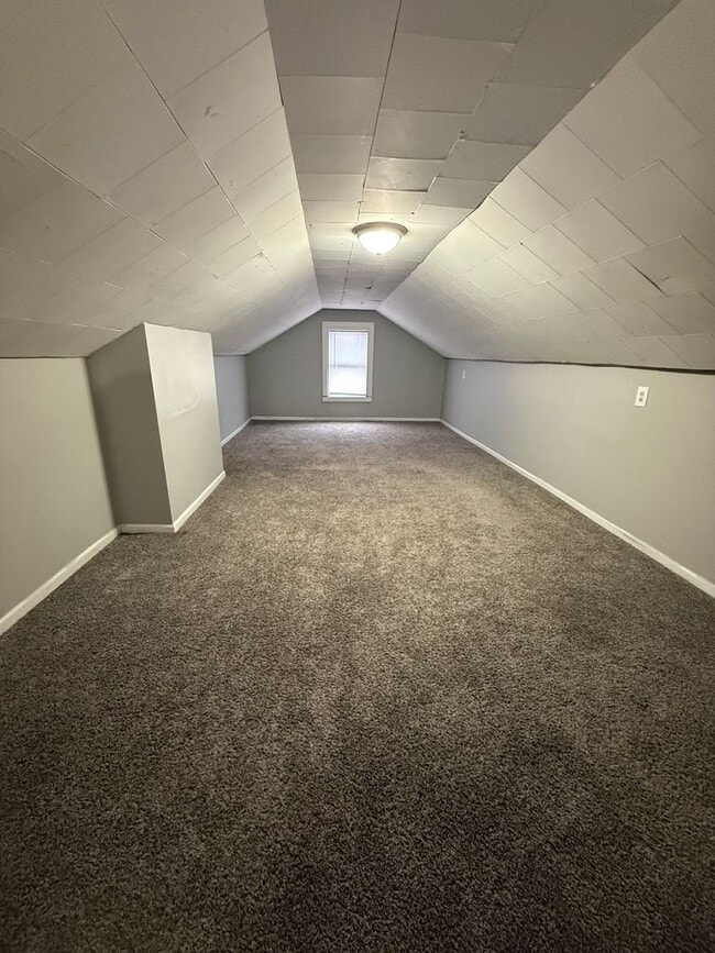 Building Photo - 3B / 1B home with over 1200 square feet!