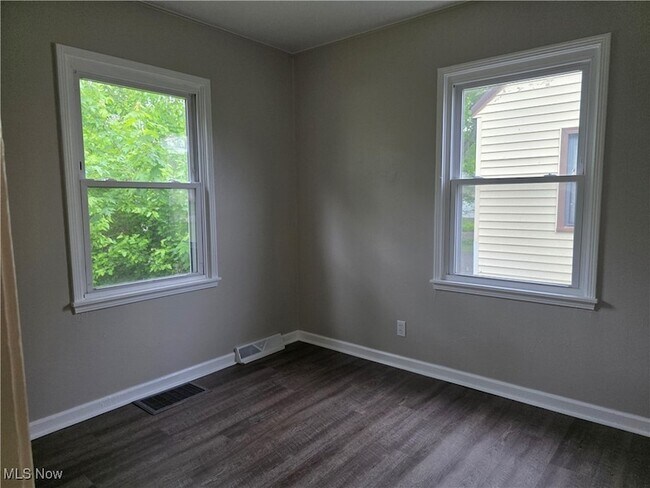Building Photo - 859 E Avondale Ave