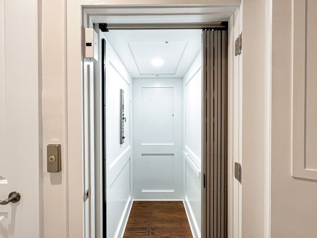 Building Photo - Stunning Luxury Townhome with Elevator in ...