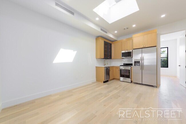 Building Photo - Stunning Brand New 2 Bed 2 Bath + PRIVATE ...