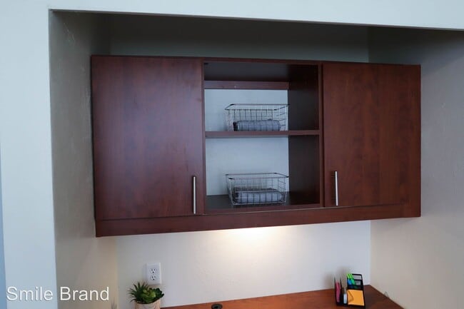 Building Photo - Studio, 1 bath Room For Rent - 510 E. Clark