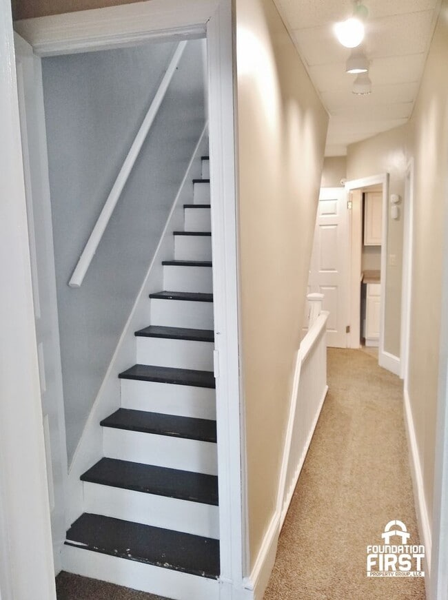 Building Photo - 5 Bed / 2 Bath Single Family Duplex