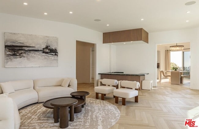 Building Photo - 560 Chalette Dr