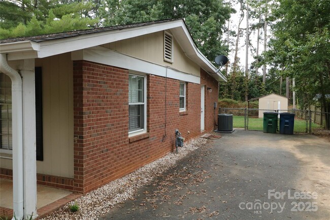 Building Photo - 7104 Lake Dr