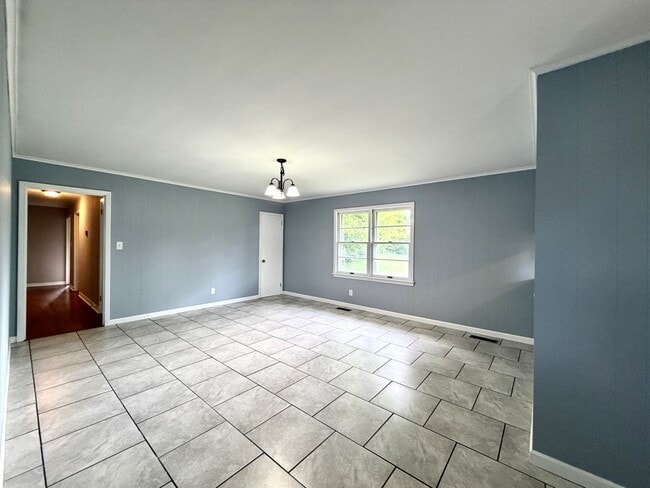 Building Photo - Beautifully Updated!