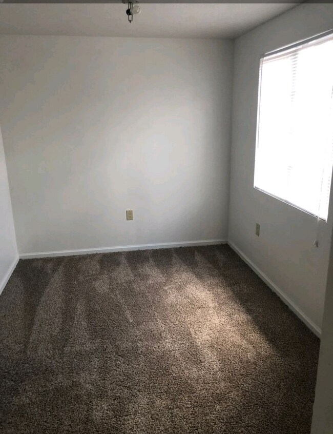 Building Photo - 822 NE Ford St