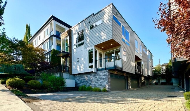 Building Photo - 2Bd/2.5Ba Kirkland Townhouse