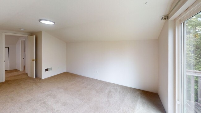 Building Photo - Beautiful Sellwood Bungalow in One of Portland's Most Desirable Neighborhoods. Pet friendly!