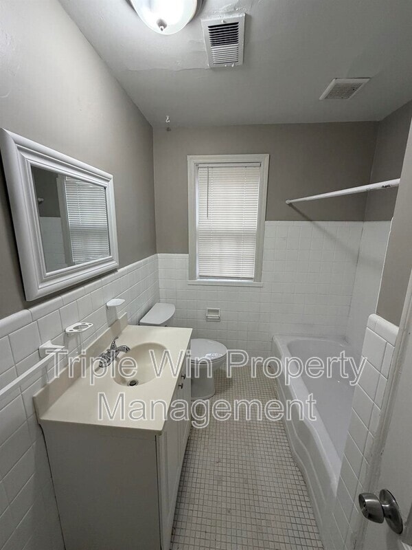 Building Photo - 520 Hentschel Pl