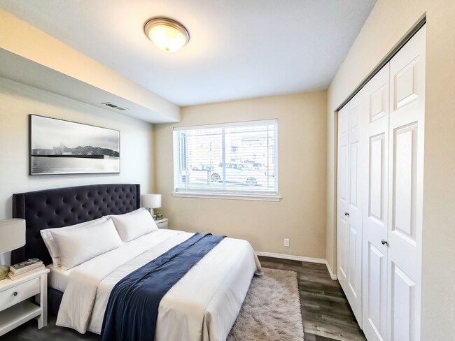 Building Photo - Broadway Area 3Bd/3.5Ba Townhouse!