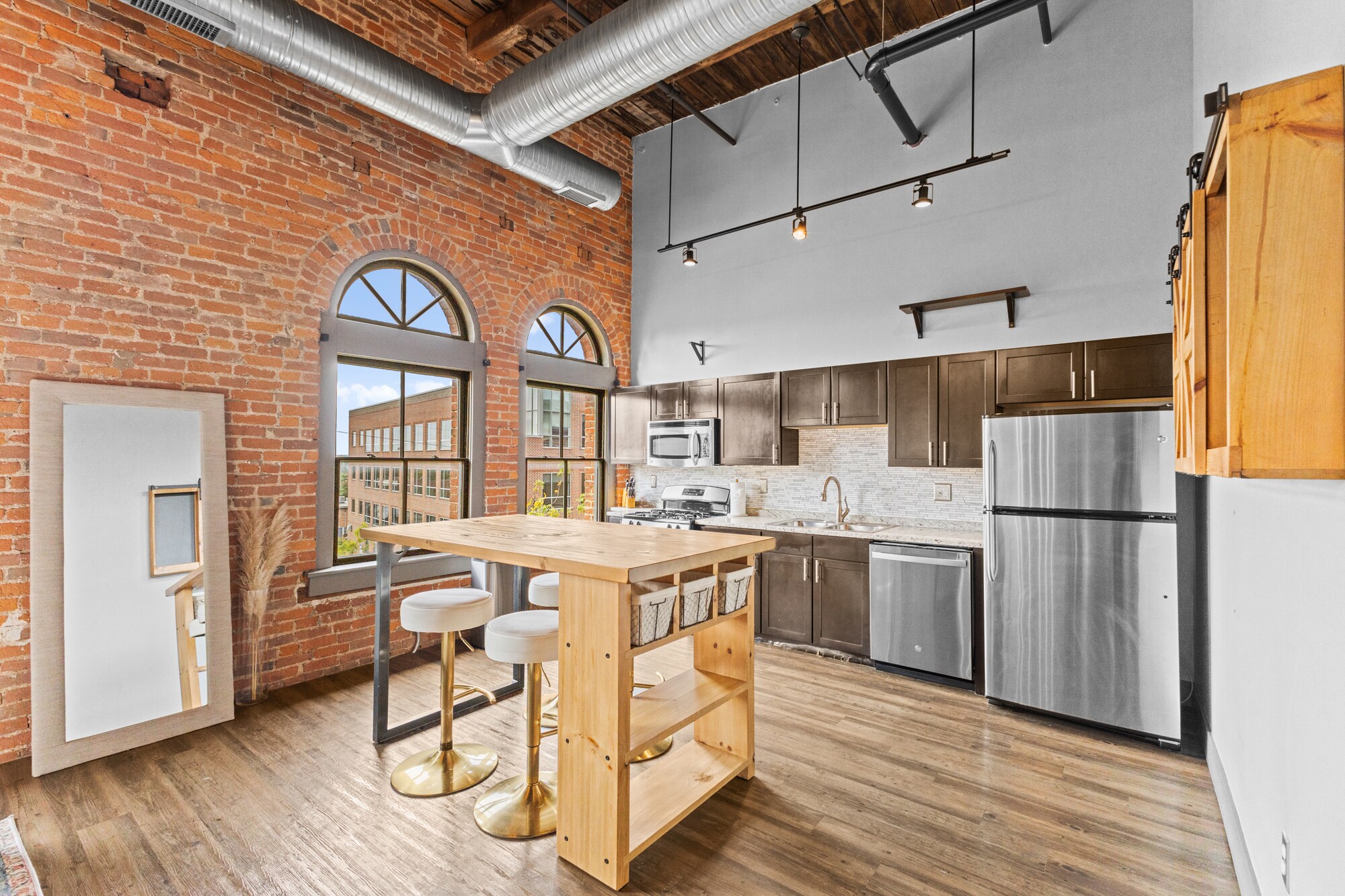 Building Photo - 570 S Front St