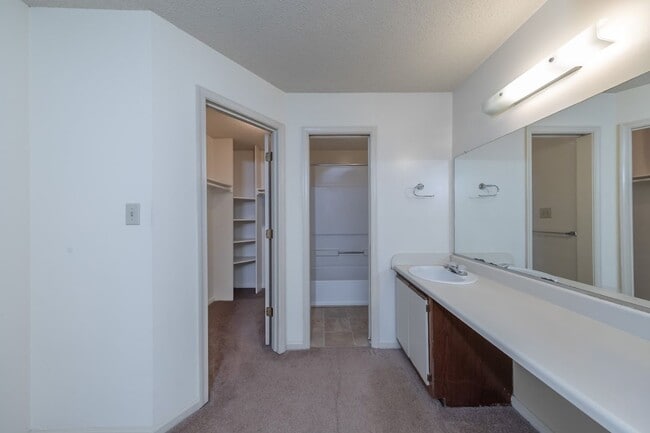 Building Photo - Prime Location!