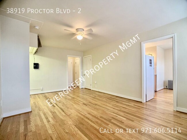 Building Photo - Charming Studio Apartment in Sandy! | $1,195