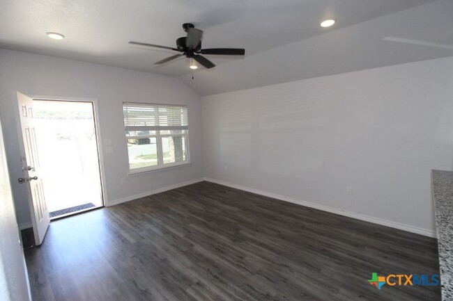 Building Photo - 134 Wind Ridge Dr