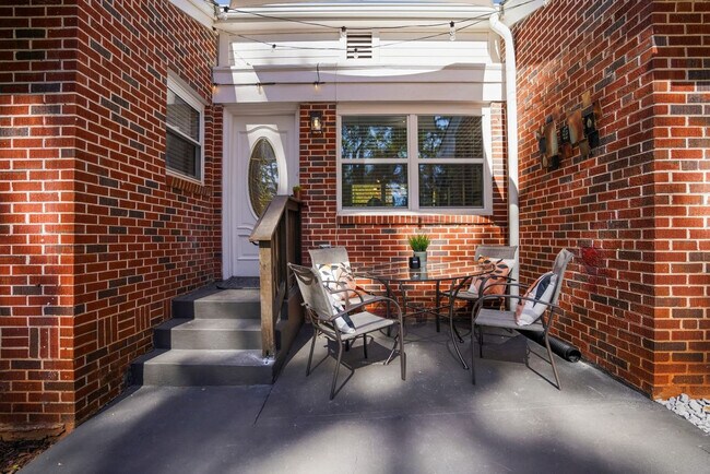 Building Photo - 2234 Edgemore Dr SE