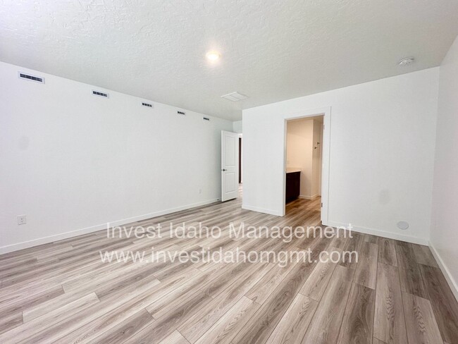 Building Photo - Rent special! Brand new 3 bedroom home ava...