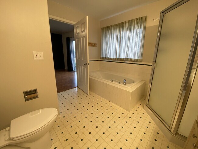 Building Photo - Spacious 4-bedroom with Panoramic Deck Next to Ferndale High