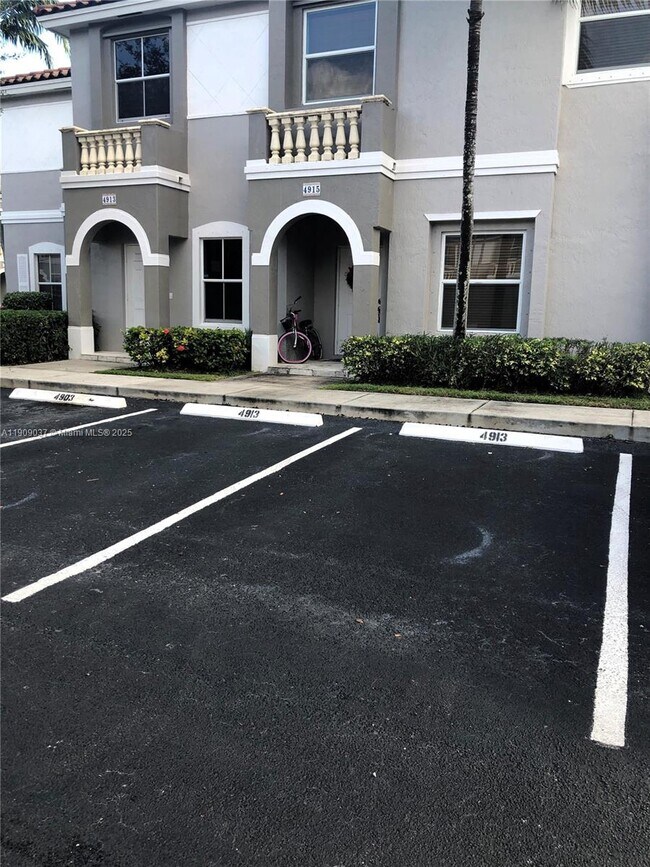 Building Photo - 4913 SW 141st Ave