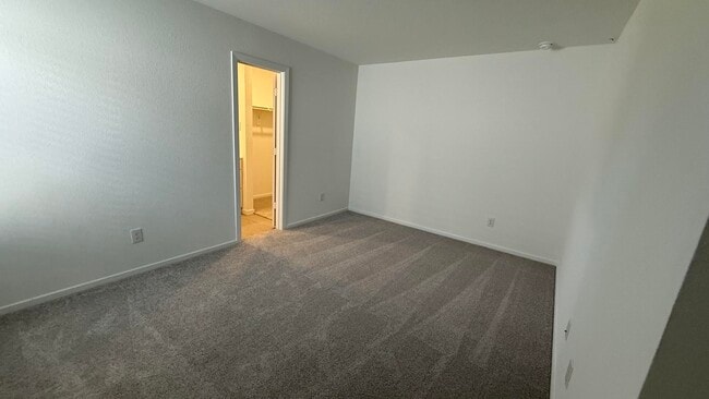 Building Photo - 912 Pertuso Ln