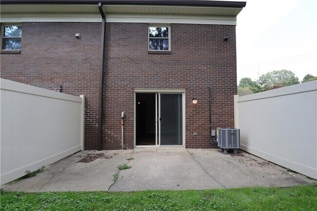 Building Photo - 604 Carriage Hill Dr