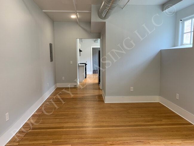 Building Photo - 965 Monroe Ave