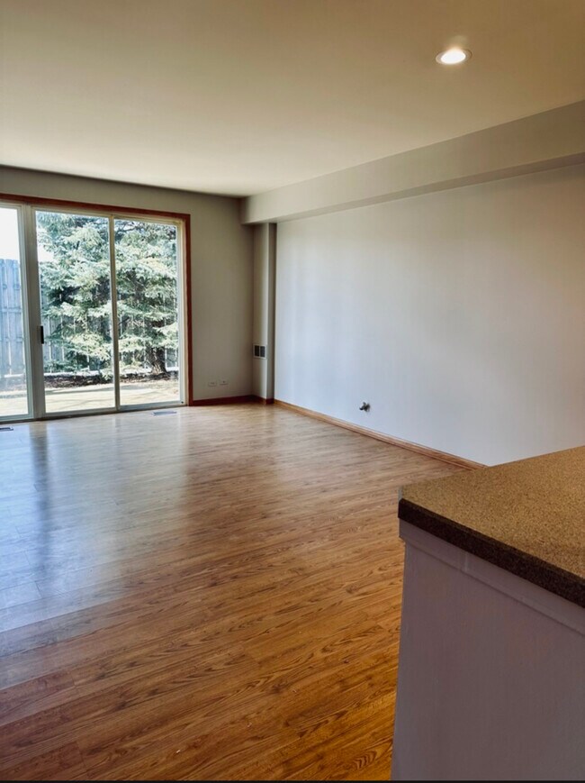 Building Photo - 709 Blossom Ct