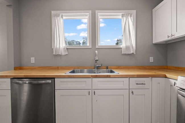 Building Photo - Renovated 3 Bed • 1.5 Bath Upstairs Unit -...