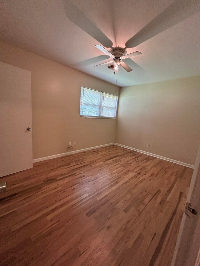 Building Photo - 811 Bahama Dr