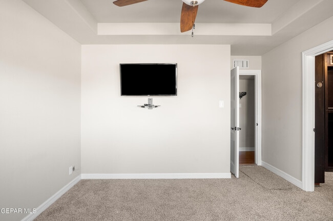 Building Photo - 6204 Pinehurst Dr