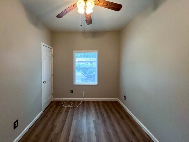 Building Photo - Pet Friendly 2BR/2BA + Flex Space on Doubl...
