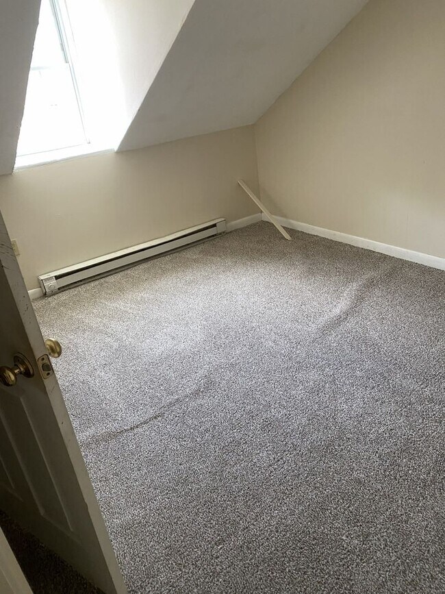 Building Photo - 4 Bed 2 Bath