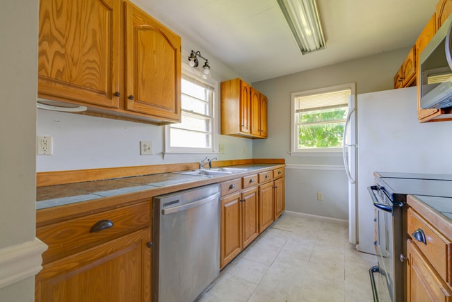 Building Photo - One-Level 3BR/1.5BA Ranch in Prime Blountville Location