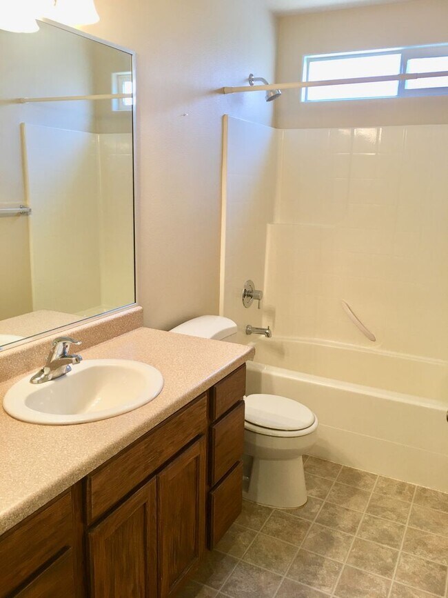 Building Photo - 3-BR Townhome in Fox Cove