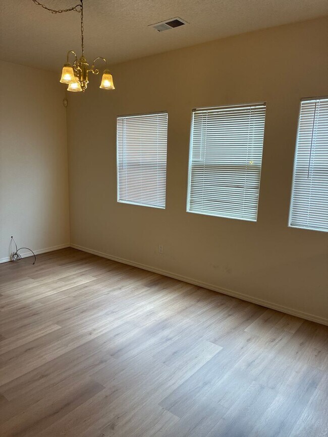 Building Photo - large 3 br+ loft