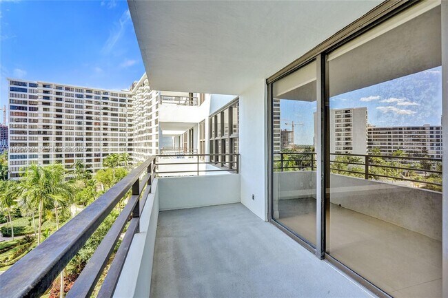 Building Photo - 2500 Parkview Dr