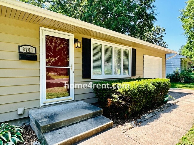 Building Photo - Beautiful Hardwoods w Fenced-in Yard!