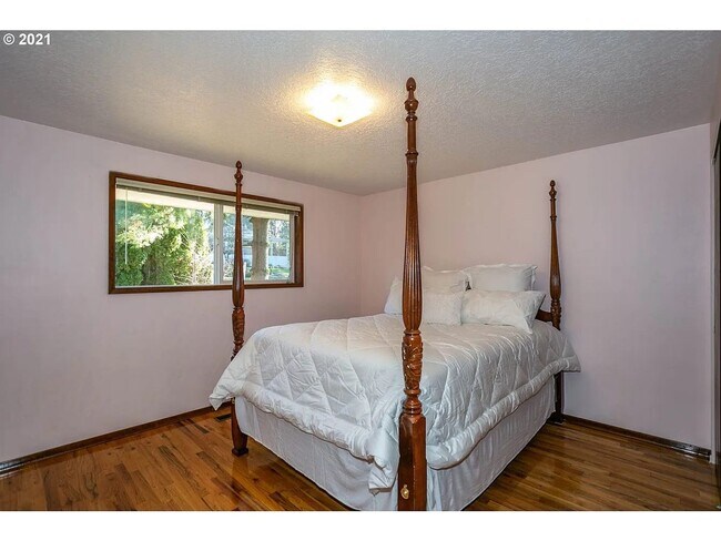 Building Photo - Beautiful 6 Bedroom Home in West Linn's Sunset Neighborhood with Huge Daylight Basement, Large Pr...