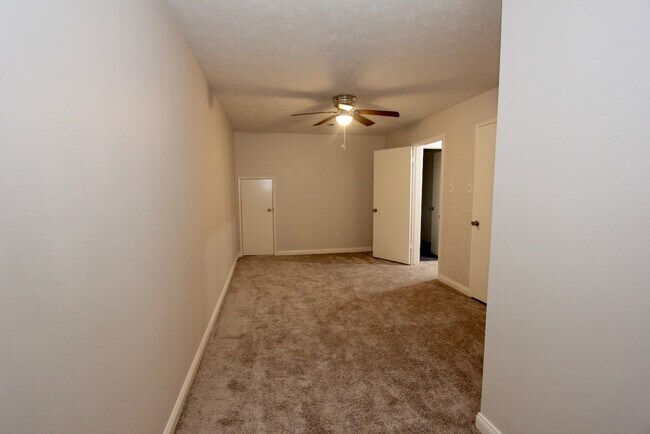 Building Photo - 3015 Green Fields Dr