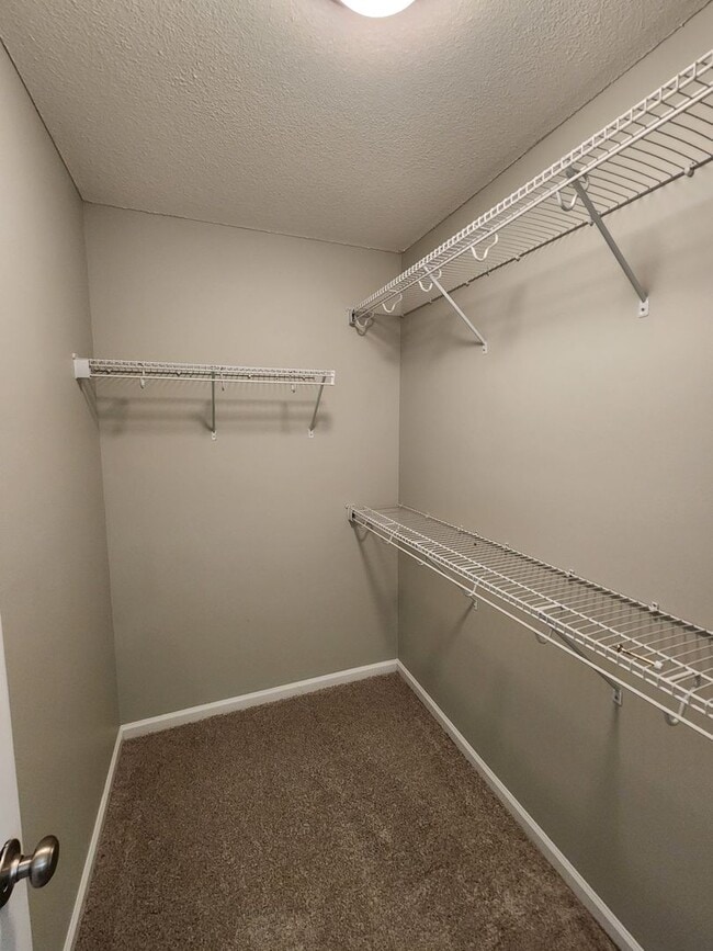 Building Photo - $500 Discount on Move-in Spacious & Inviting 3-Bedroom Home with Fenced Yard, Open Layout & Moder...