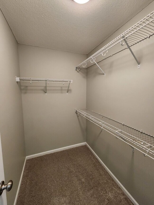 Building Photo - Move-in Spacious & Inviting 3-Bedroom Home with Fenced Yard, Open Layout & Modern Touches in Vald...