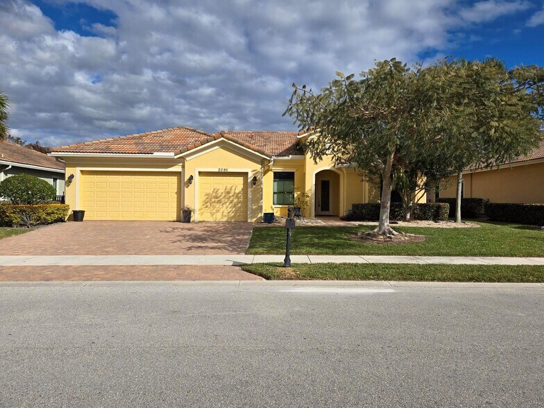 Building Photo - 2095 NW Diamond Creek Way