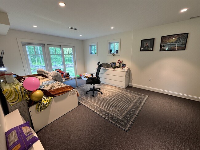 Building Photo - 31 Green Meadow Dr